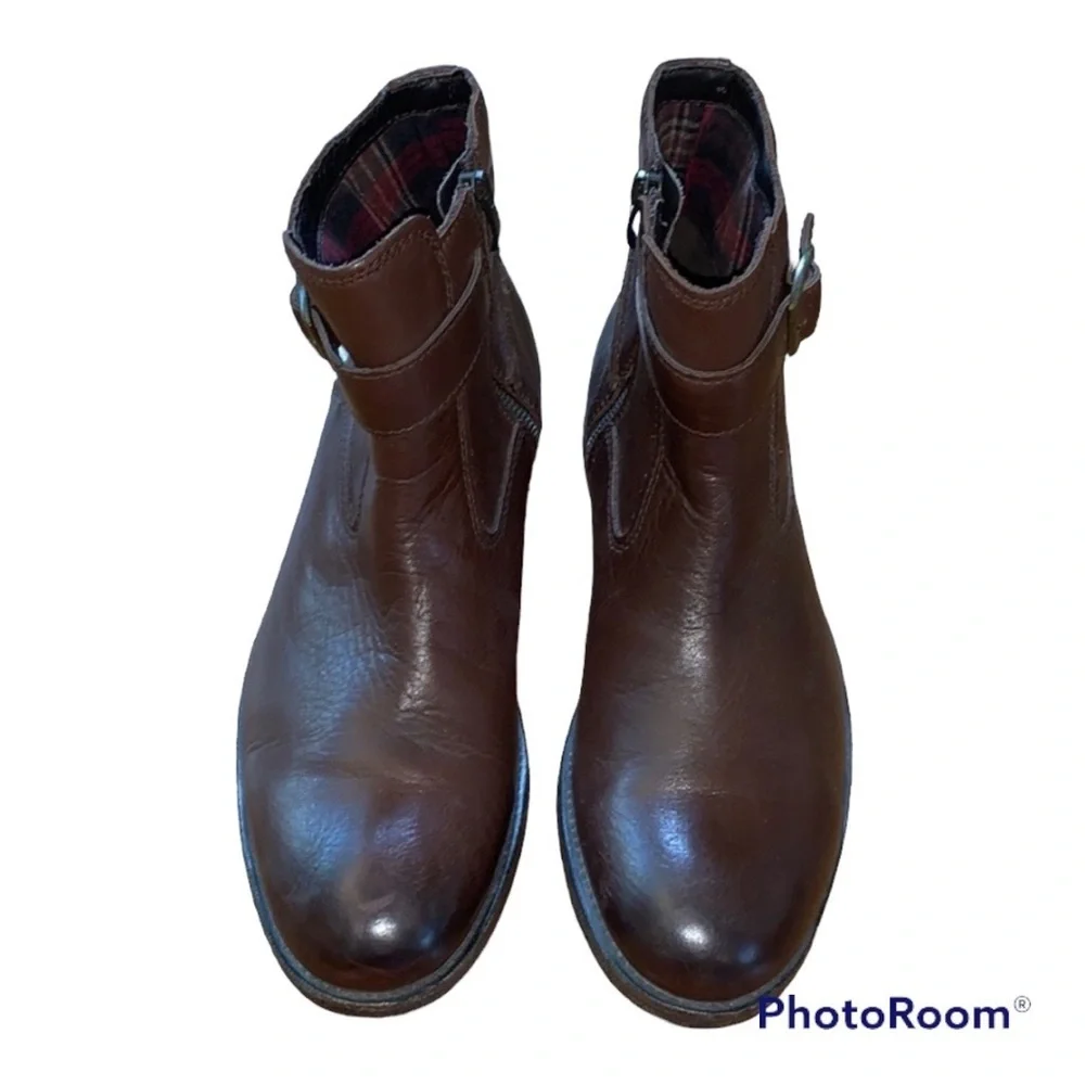 Clarks Brown Leather Chukka Boots size 8.5
